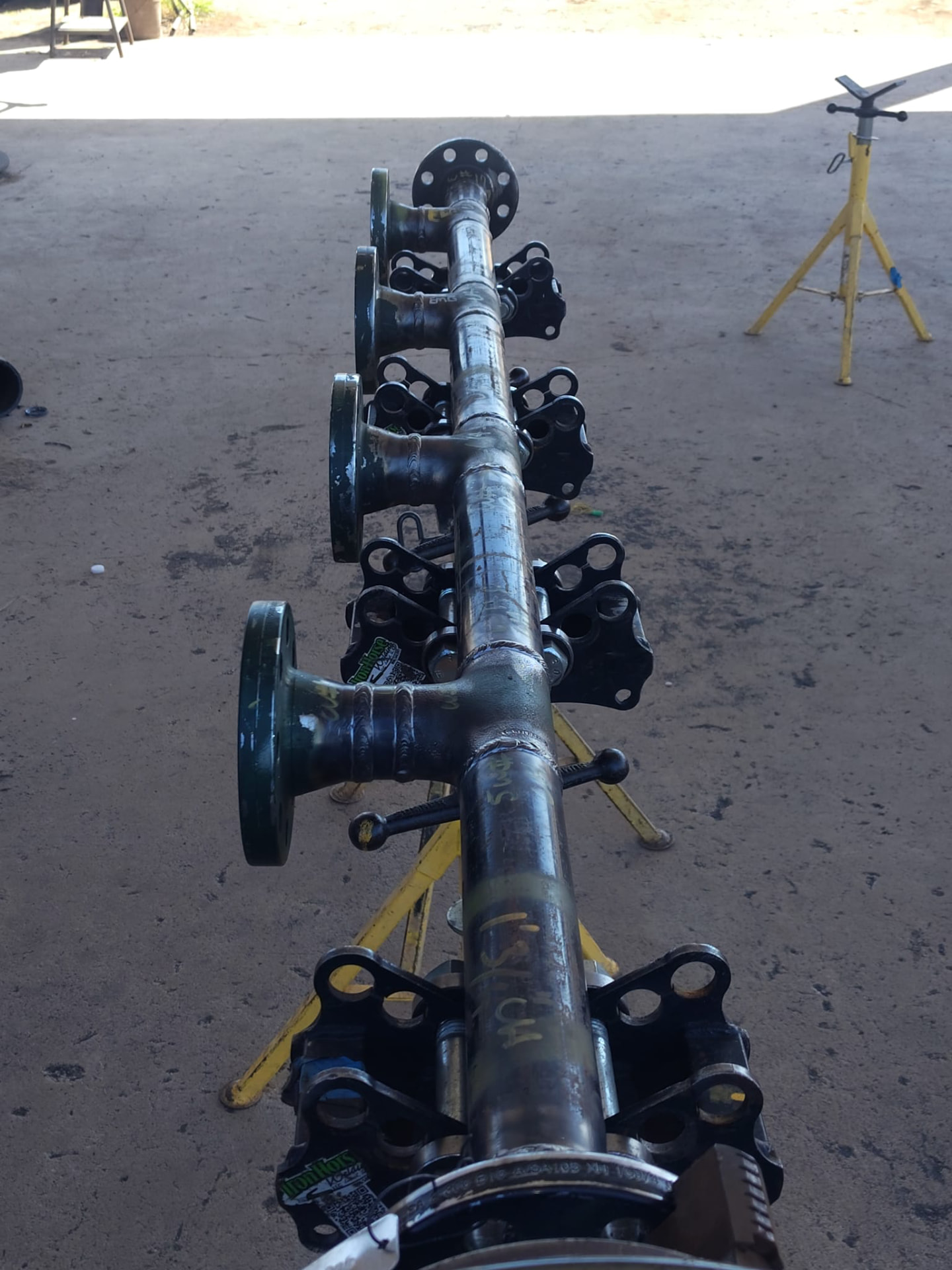 Multi-outlet pipe header built with flanged branch connections
