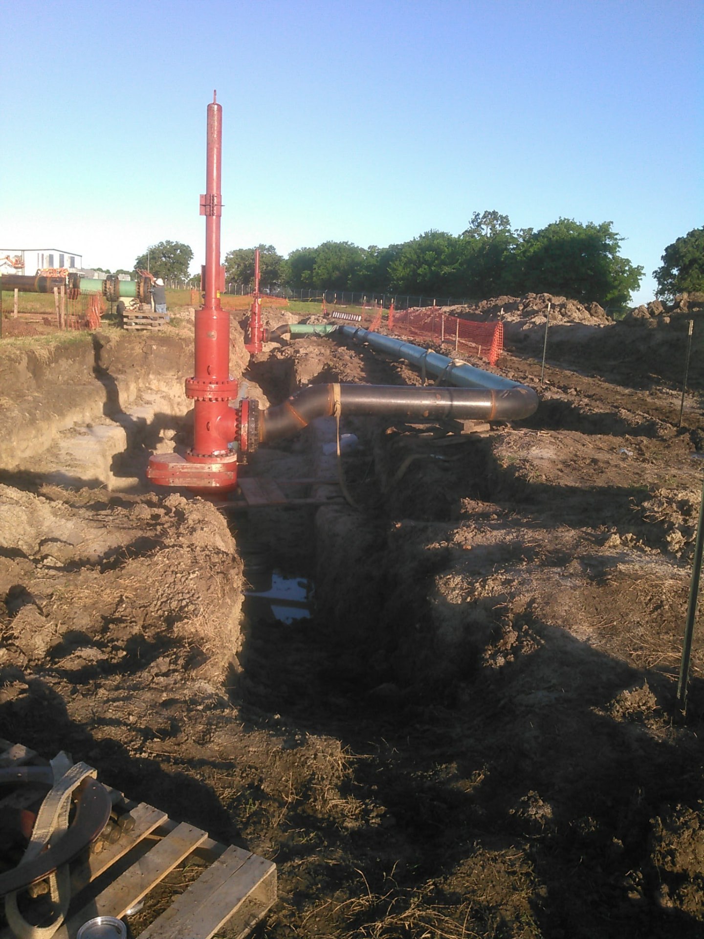 Pig launcher riser and tie-in piping set in a pipeline trench